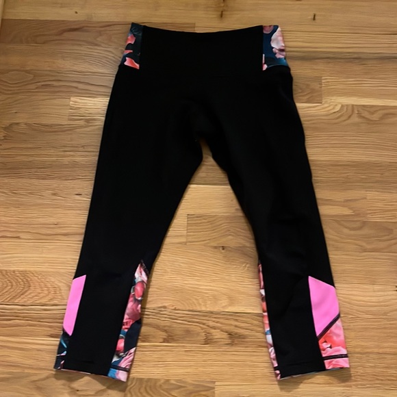 lululemon athletica Pants - ❤️ 6 for 20 ❤️Lululemon pink/floral accent cropped leggings size 4